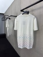 Vestito minimalista con design artistico e pattern colorato sulla gonna, ambiente contemporaneo e raffinato.