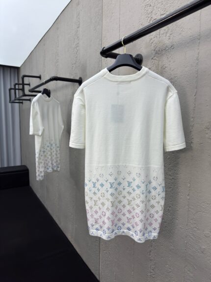 Vestito minimalista con design artistico e pattern colorato sulla gonna, ambiente contemporaneo e raffinato.