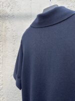 Top blu navy elegante con collo morbido, tessuto confortevole e stile versatile per ogni occasione.