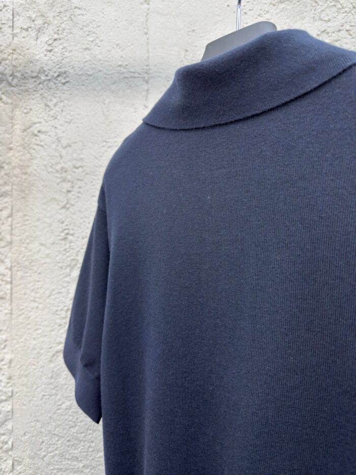 Top blu navy elegante con collo morbido, tessuto confortevole e stile versatile per ogni occasione.