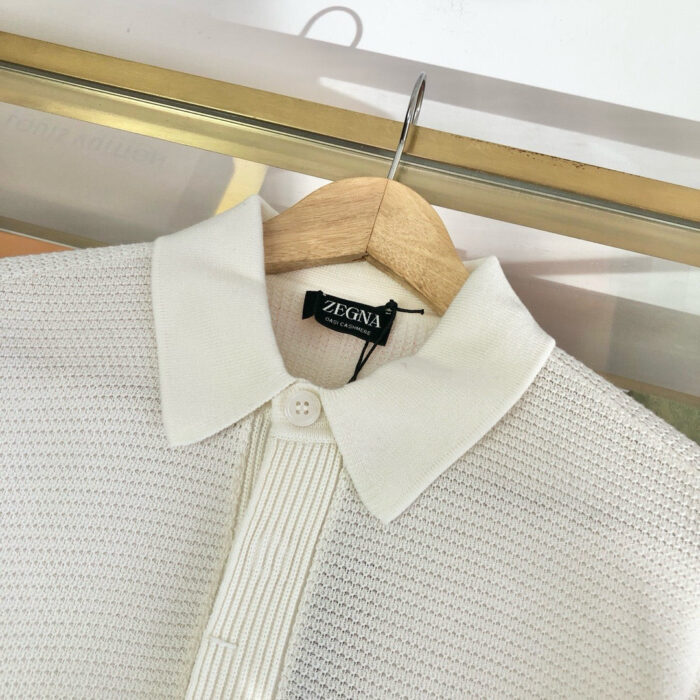 Camicia Zegna in tessuto testurizzato, dettagli eleganti, semplice stile su gruccia di legno.