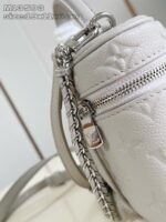 Borsa bianca in pelle con cerniera e cinturino a catena, elegante e di alta qualità.