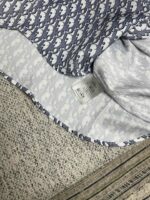Tessuto con elefanti blu e grigi, interno con motivo delicato, perfetto per camicie eleganti e casual.
