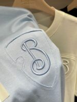Magliette blu e bianca con logo ricamato B, stile minimalista e qualità elegante.