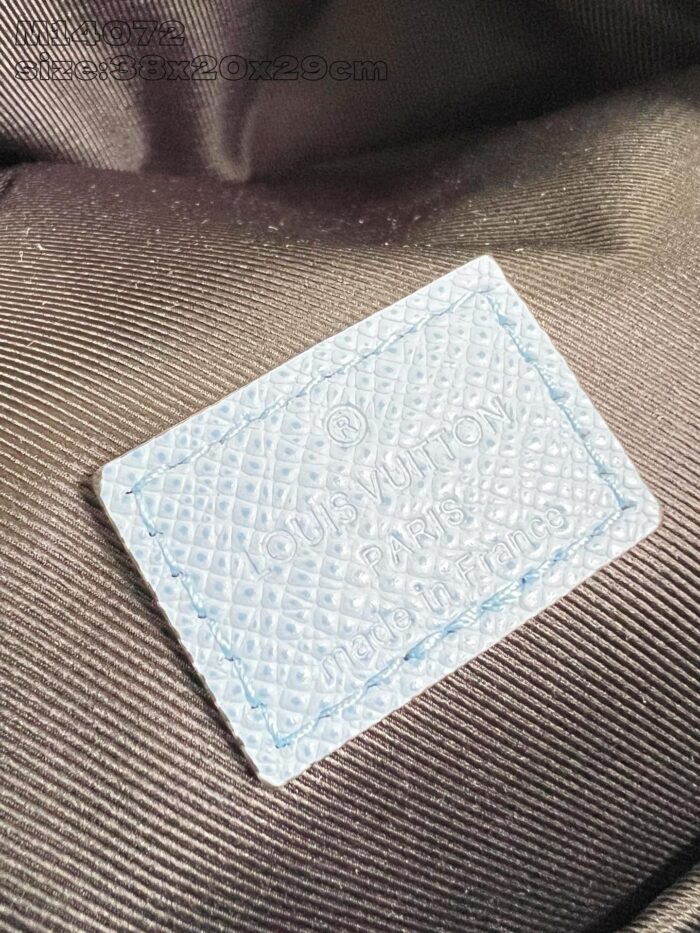 Carta decorativa blu con dettagli raffinati su sfondo tessuto scuro.