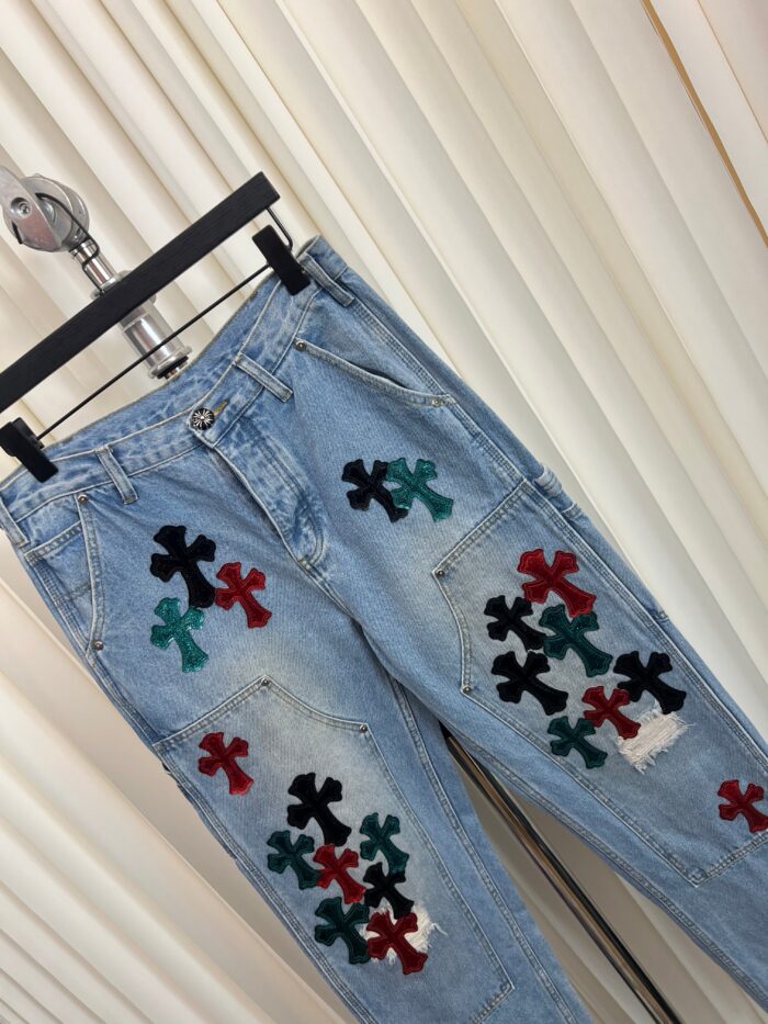 Jeans blu chiaro con patch ricamati colorati, vita alta e stile vintage casual, perfetti stile artistico.