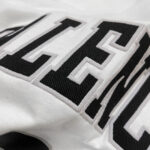 Maglietta streetwear con logo grafico nero e bianco, stile moderno e di alta qualità.