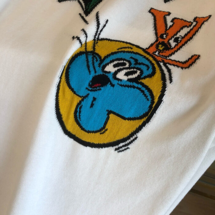 Maglietta bianca con ricamo colorato, personaggio cartoon e logo LV, stile trendy e originale.