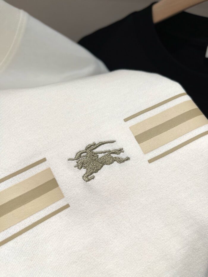 Maglietta bianca elegante con logo ricamato cavallo e dettagli beige, stile sofisticato e versatile.