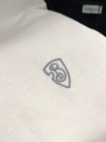 Maglietta polo uomo con ricamo logo sottile su tessuto morbido e colletto versatile.