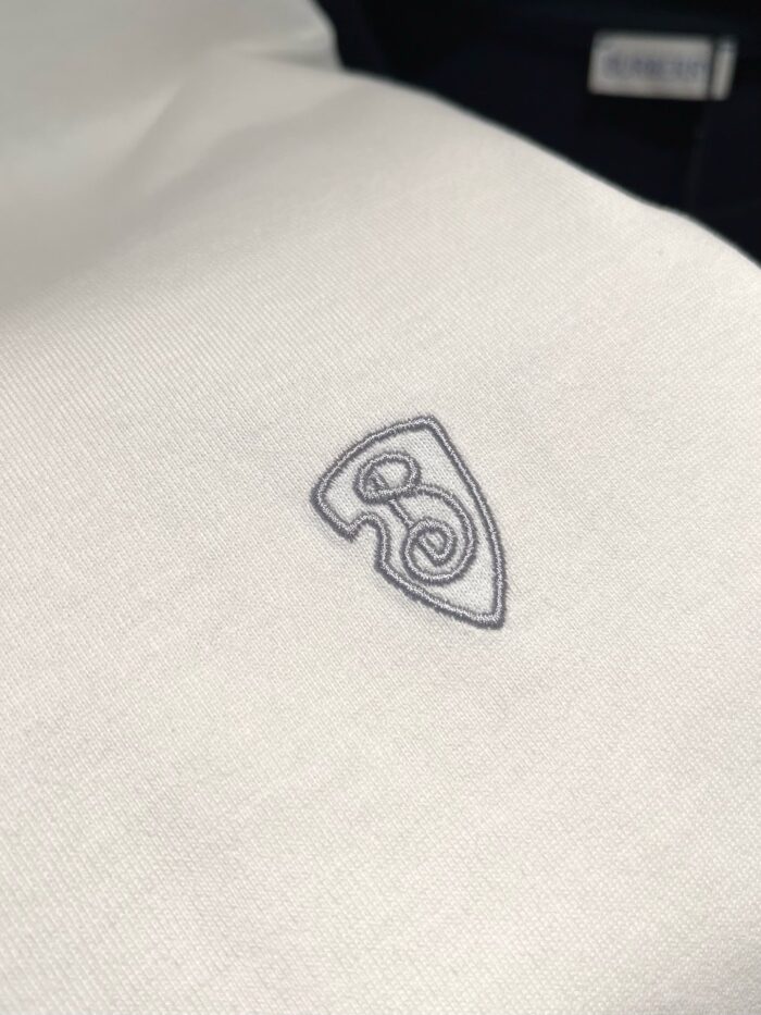 Maglietta polo uomo con ricamo logo sottile su tessuto morbido e colletto versatile.