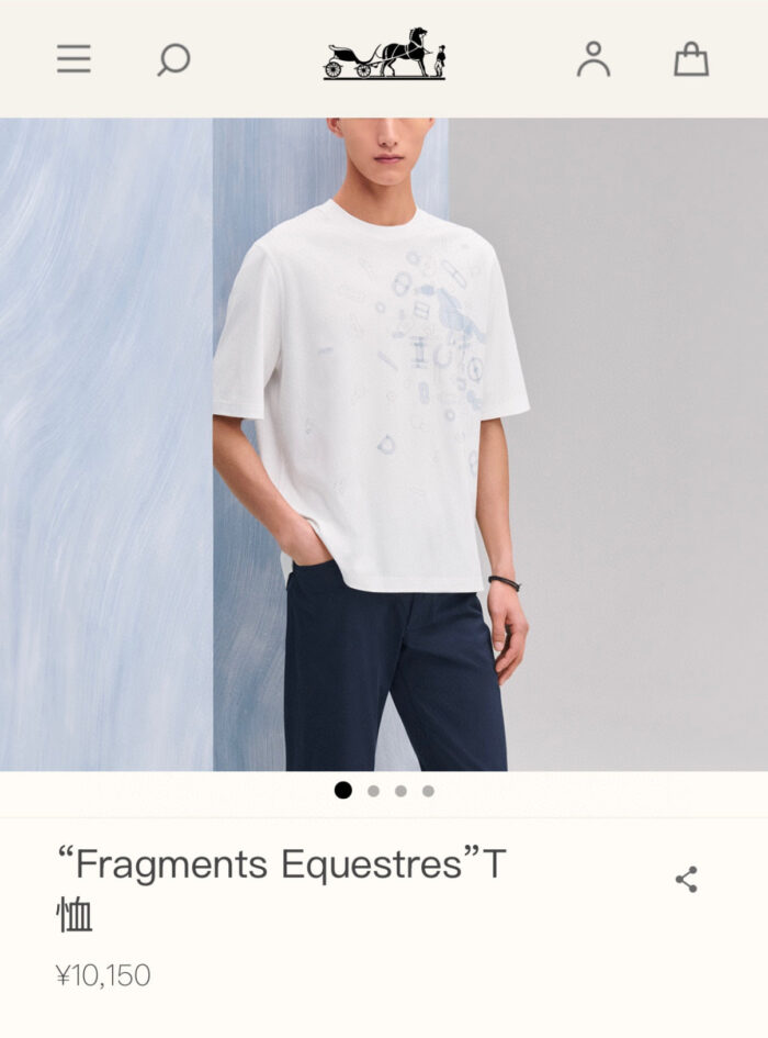 T-shirt bianca artistica con tema equestre, stile casual elegante, perfetta per un look moderno.