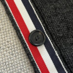 Dettaglio di tessuto, bottoni e nastro colorato per moda e design tessile.