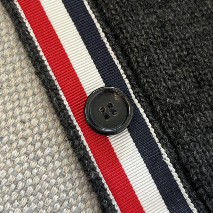 Dettaglio di tessuto, bottoni e nastro colorato per moda e design tessile.