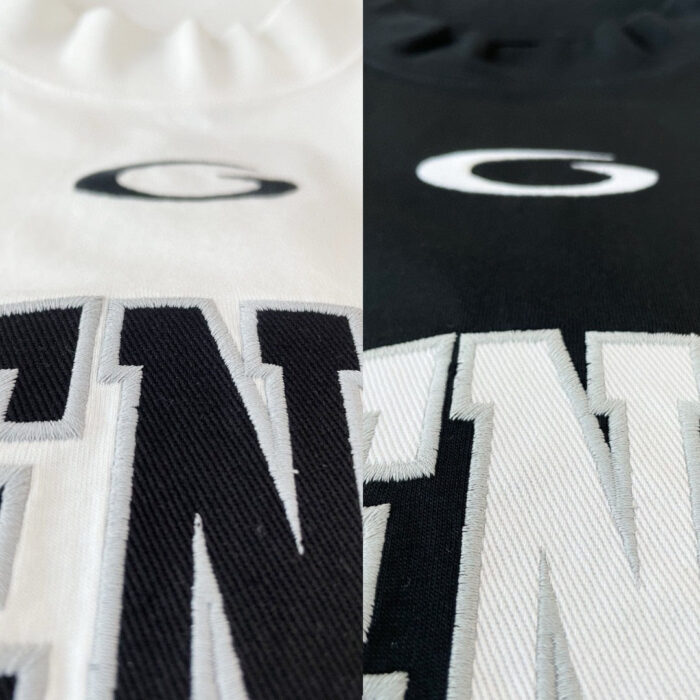 Magliette moderne bianco e nero con logo ricamato elegante e dettagli in rilievo.