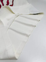 Camicia elegante con dettagli rossi su tessuto bianco di alta qualità, stile e craftsmanship raffinato.