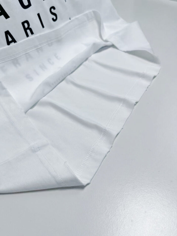 T-shirt bianca con scritte Paris e Artist in stile moderno e casual.
