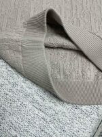 Texture di tessuto in beige e grigio perfetta per outfit casual e confortevoli.