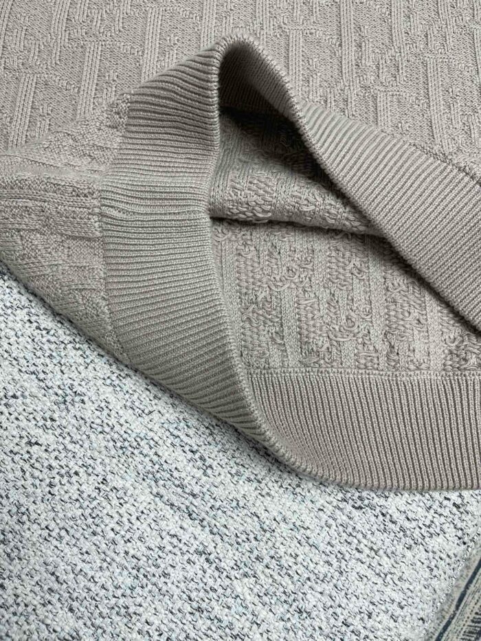 Texture di tessuto in beige e grigio perfetta per outfit casual e confortevoli.