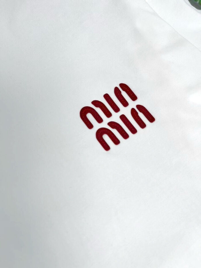 Maglietta bianca con logo rosso astratto e moderno, stile minimalista e contemporaneo.