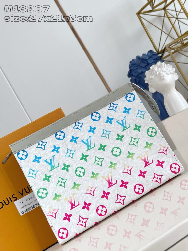 Borsa Louis Vuitton colorata e moderna con motivo iconico e design elegante.