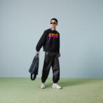 Look streetwear Gucci con sneakers e occhiali oversize, stile urbano e alla moda.