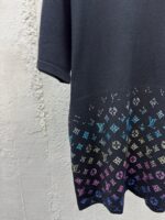 Maglietta nera con gradiente colorato e monogramma Louis Vuitton, stile casual e moderno.