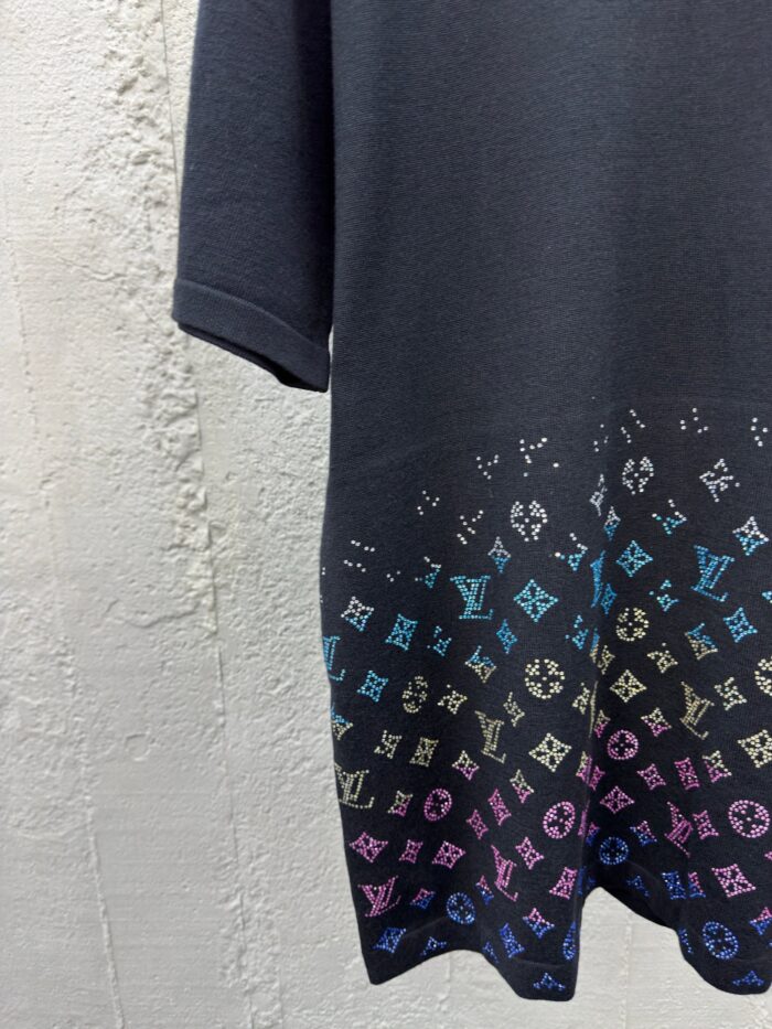 Maglietta nera con gradiente colorato e monogramma Louis Vuitton, stile casual e moderno.