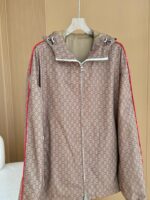 Giacca oversize con logo, dettagli rossi e stile luxury casual per ogni occasione.
