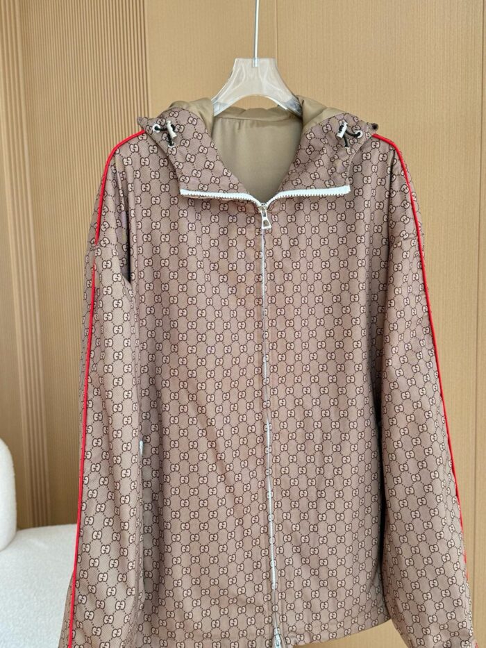Giacca oversize con logo, dettagli rossi e stile luxury casual per ogni occasione.