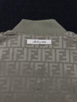 Camicia polo beige Fendi con logo ricamato, stile elegante e sofisticato, perfetta per ogni occasione.