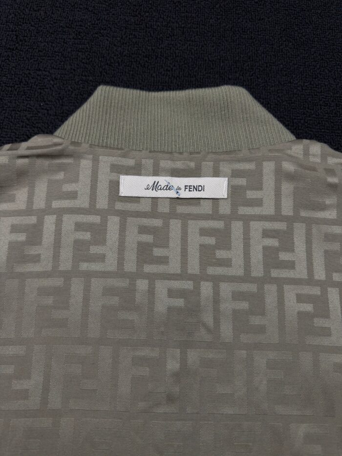 Camicia polo beige Fendi con logo ricamato, stile elegante e sofisticato, perfetta per ogni occasione.