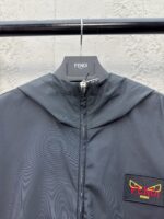 Giacca nera Fendi con logo colorato, cappuccio e chiusura a zip, stile casual e funzionale.