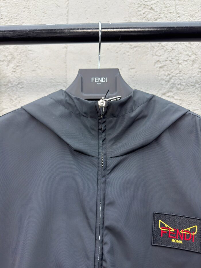 Giacca nera Fendi con logo colorato, cappuccio e chiusura a zip, stile casual e funzionale.