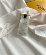 Etichetta Fendi su camicia bianca di lusso con confezione elegante