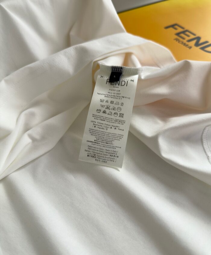 Etichetta Fendi su camicia bianca di lusso con confezione elegante