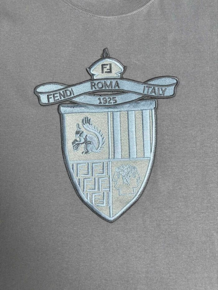 Emblema Fendi Roma Italia 1925 su tessuto grigio, logo di lusso e moda italiana.