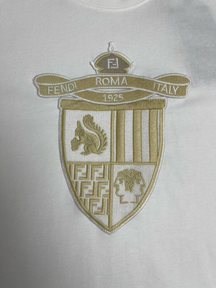 Emblema ricamato Fendi su T-shirt di lusso, dettagli eleganti e simboli di eleganza italiana.