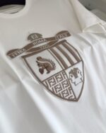 T-shirt bianca Fendi con logo ricamato a scudo e dettaglio di animale centrale.