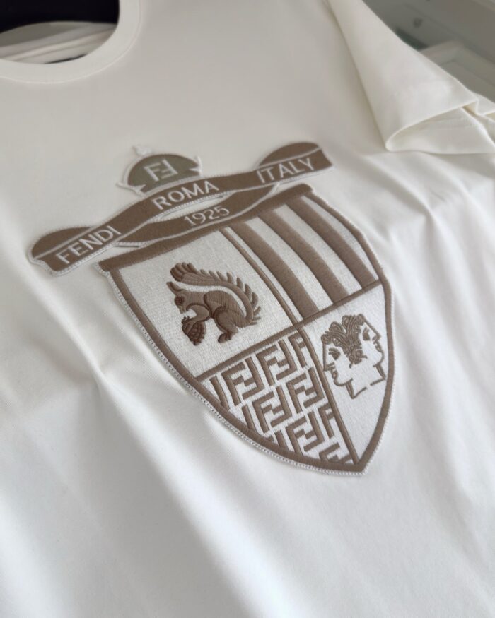 T-shirt bianca Fendi con logo ricamato a scudo e dettaglio di animale centrale.