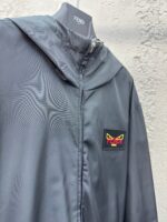 Giacca nera Fendi con patch colorato, cappuccio e design moderno e trendy.