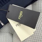 Etichetta Fendi di lusso su abbigliamento elegante con dettagli raffinati.