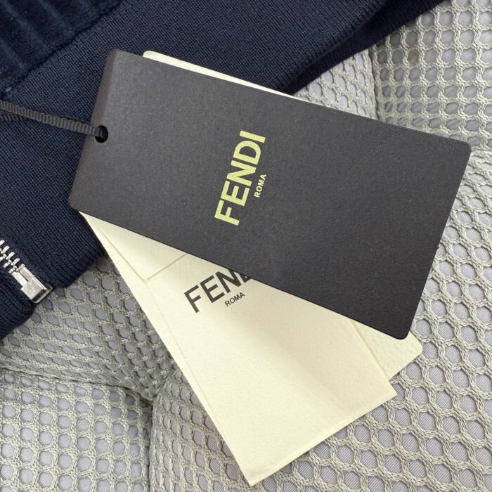 Etichetta Fendi di lusso su abbigliamento elegante con dettagli raffinati.