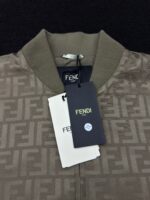 Giacca Fendi beige con logo iconico e dettagli eleganti, tessuto lussuoso e design sofisticato.