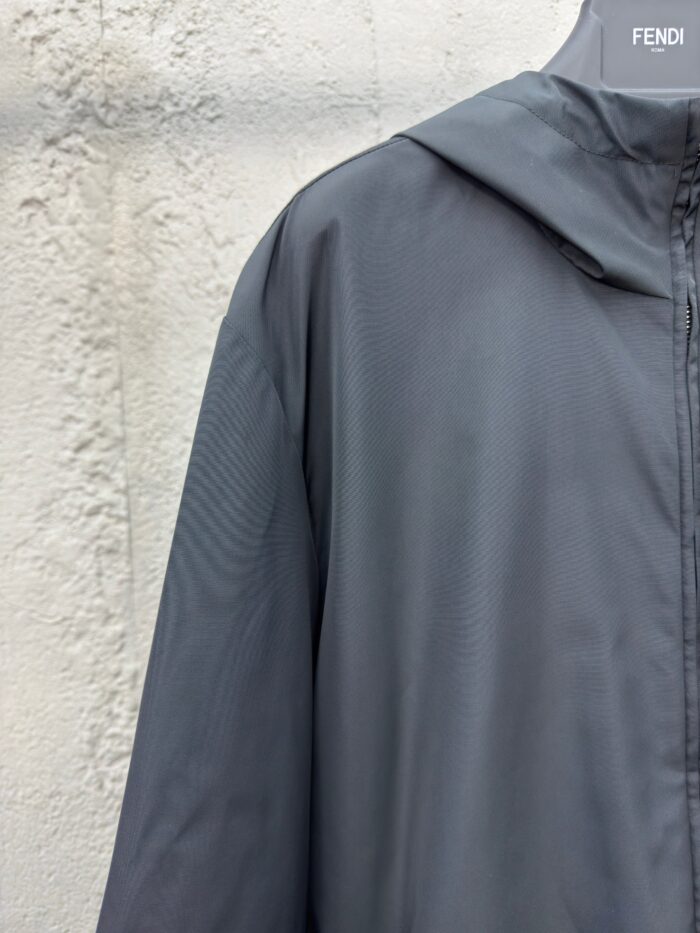 Giacca Fendi moderna grigia con cappuccio, stile minimalista e design elegante.