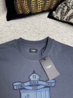 Maglietta Fendi blu navy con ricamo logo, stile elegante e di lusso italiano.