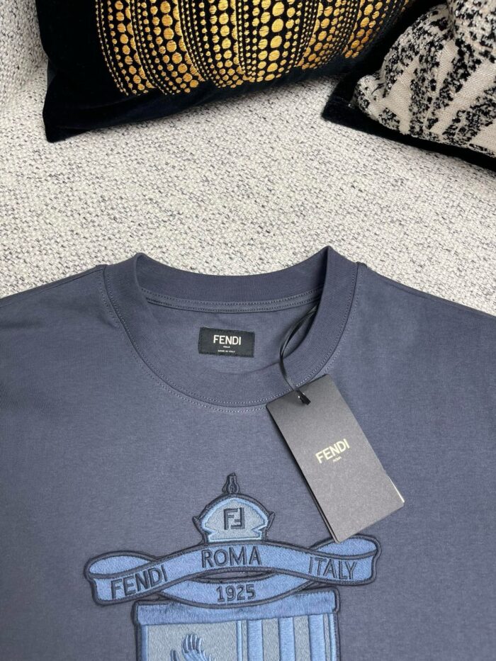 Maglietta Fendi blu navy con ricamo logo, stile elegante e di lusso italiano.