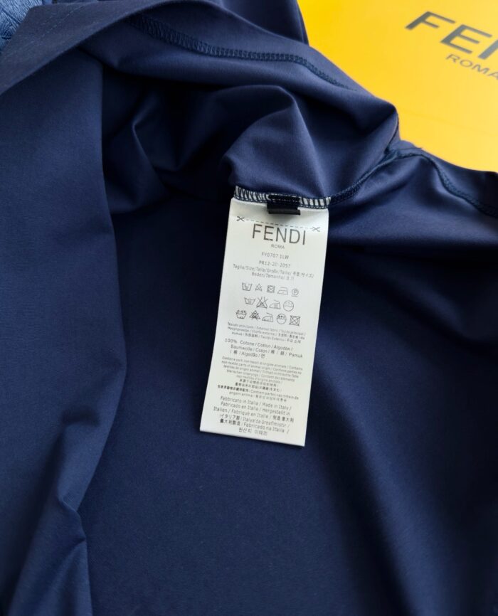 Etichetta di cura Fendi su abito navy di lusso, dettagli eleganti e qualità superiore.