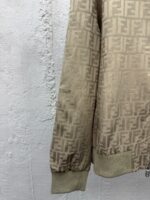 Giacca Fendi beige con logo iconico, stile casual e dettaglio di lusso.