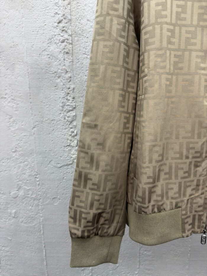 Giacca Fendi beige con logo iconico, stile casual e dettaglio di lusso.
